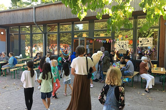 Volle Solidarität mit der Grundschule Thadenstraße