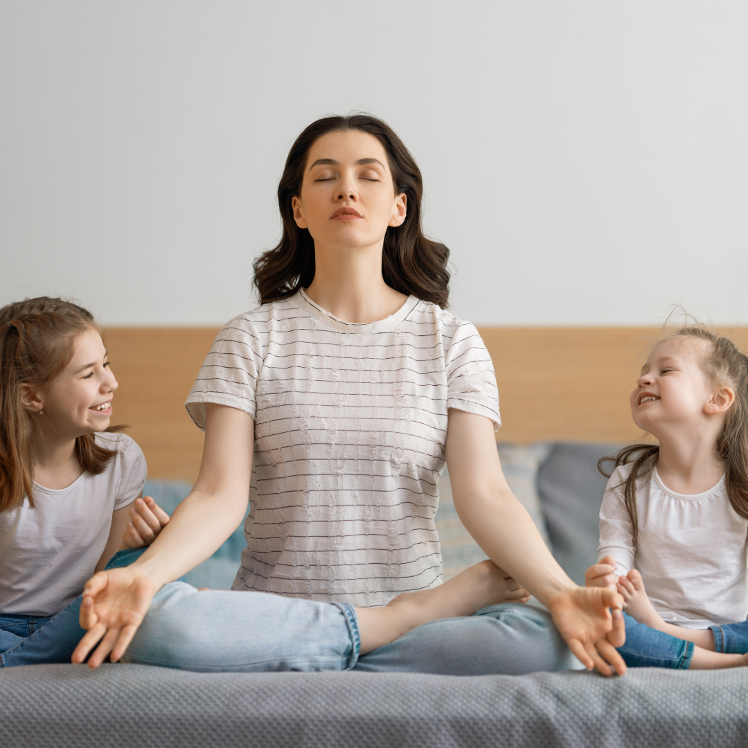 mamá serena meditando con hijas