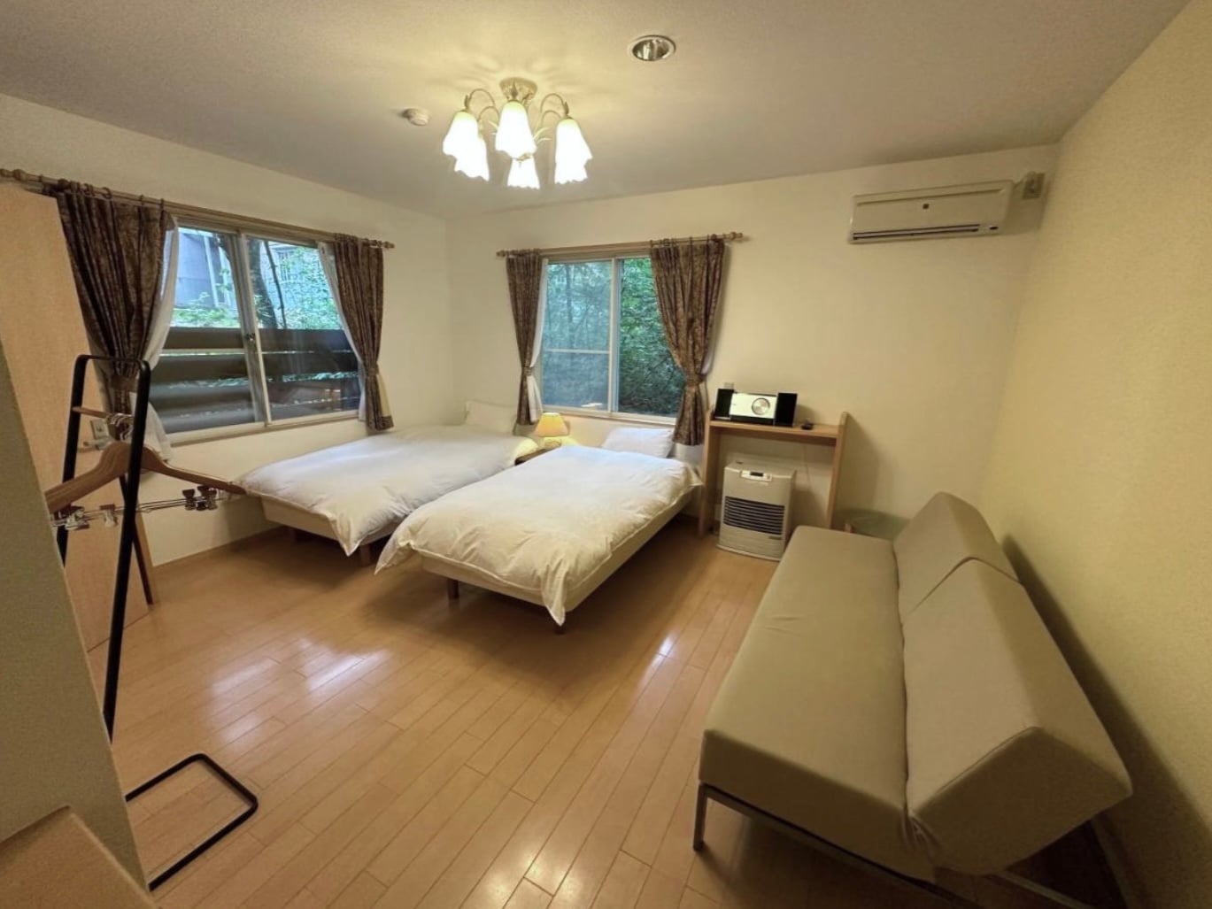 Communal lounge with snow view