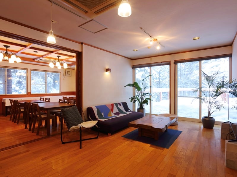 Communal lounge with snow view