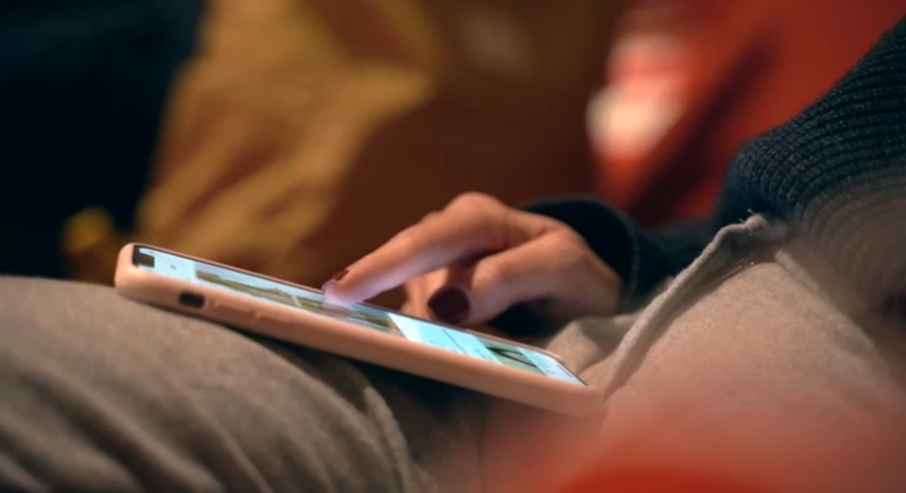 Persona haciendo scroll en el móvil