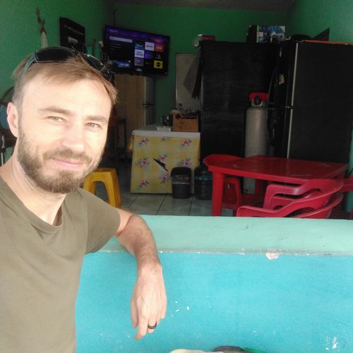 Autor sedící v jedné mexické "žrádelně"
