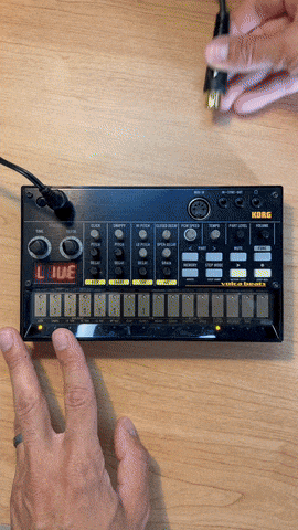 1 - Plug cables in your Midronome