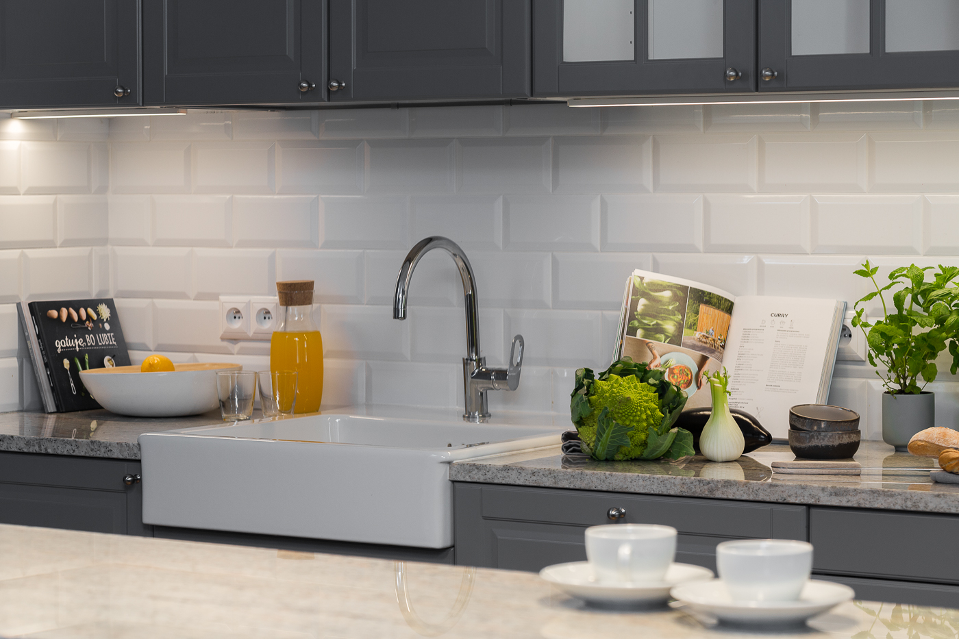 aneks kuchenny mieszkanie Warszawa klasyczna kuchnia granitowy blat płytki cegiełki paulina piecychna pepe interiors pepe living plan