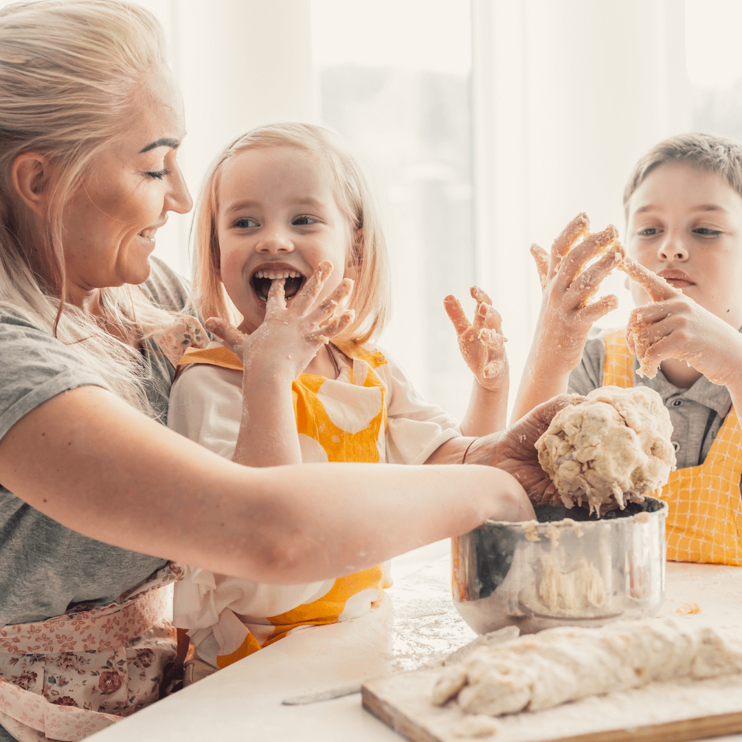 Foto de madre con hijos cocinando