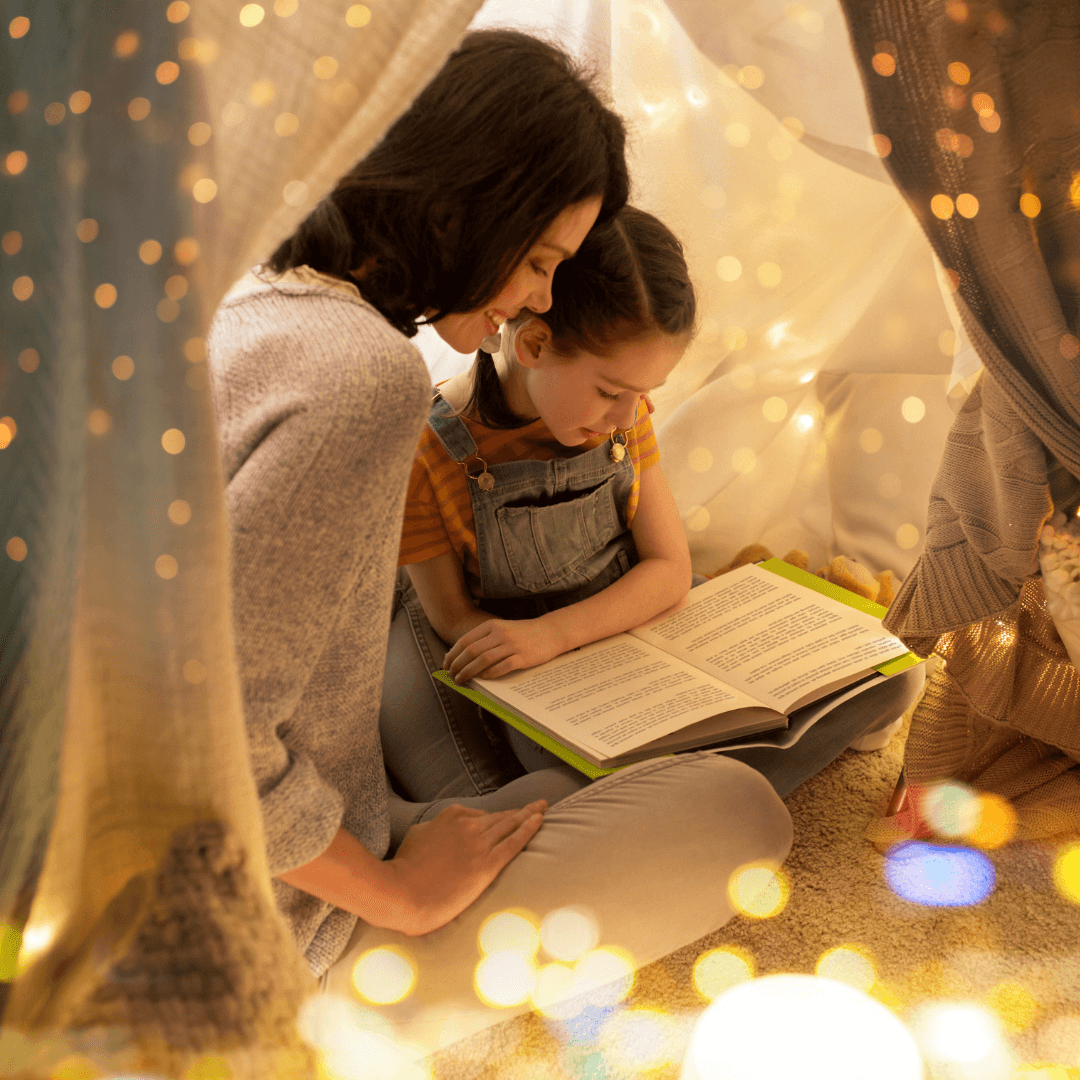 Foto de madre con hija leyendo