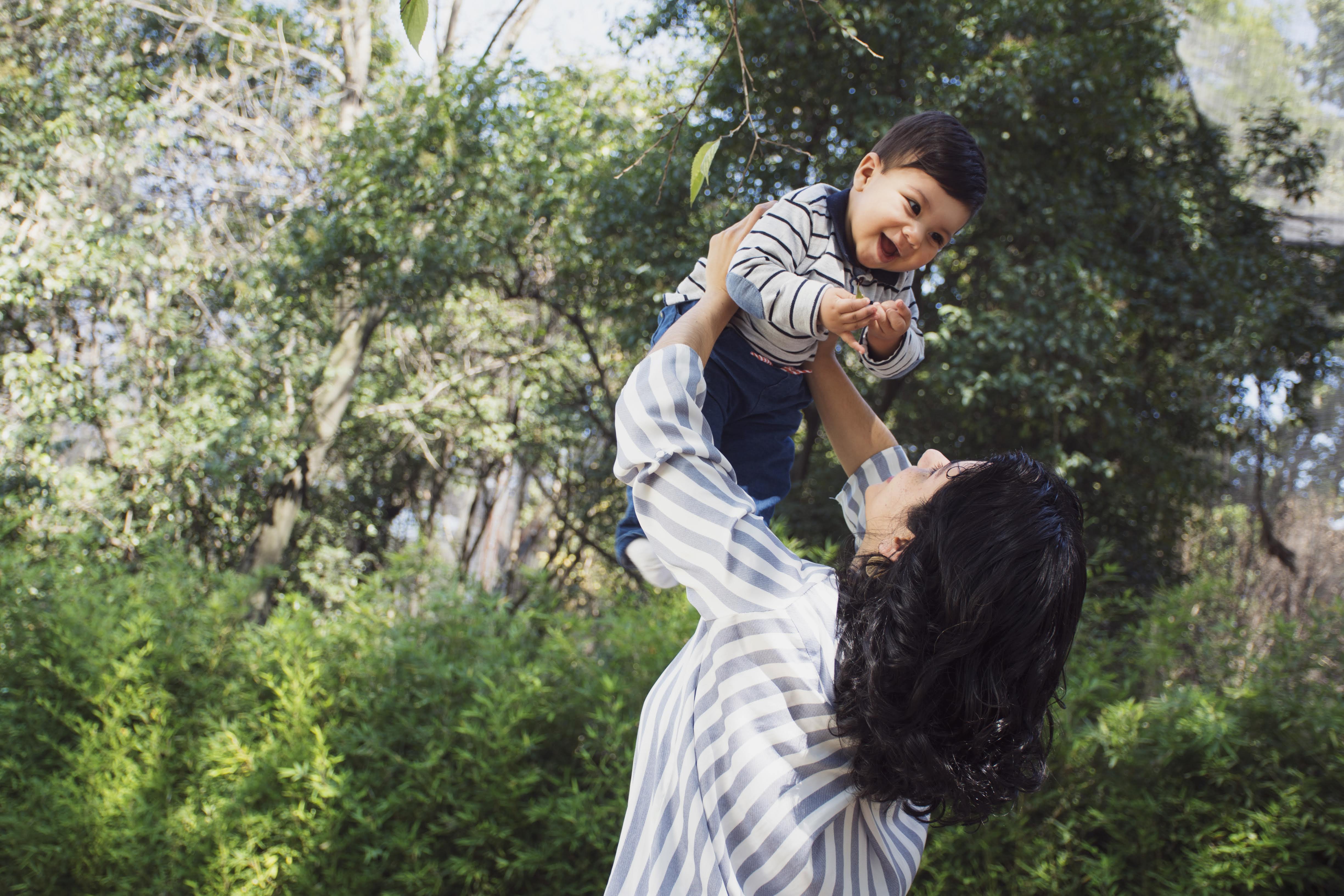 Lucy Ramirez jugando con su hijo