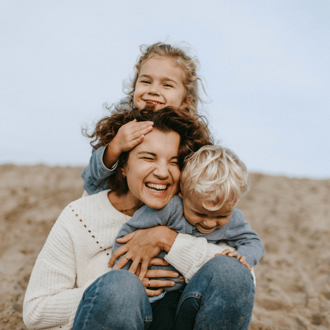 Madre con hijos sonriendo