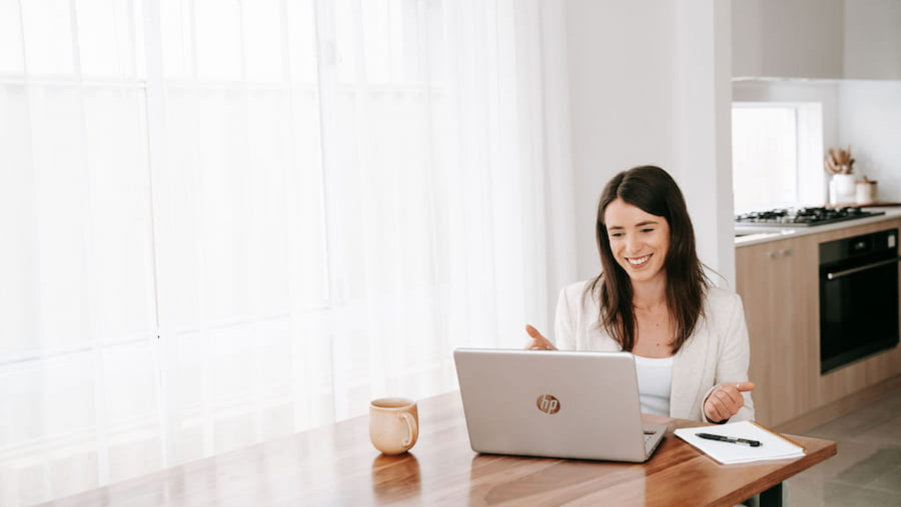 Accredited Practising Dietitian conducting a telehealth consultation online