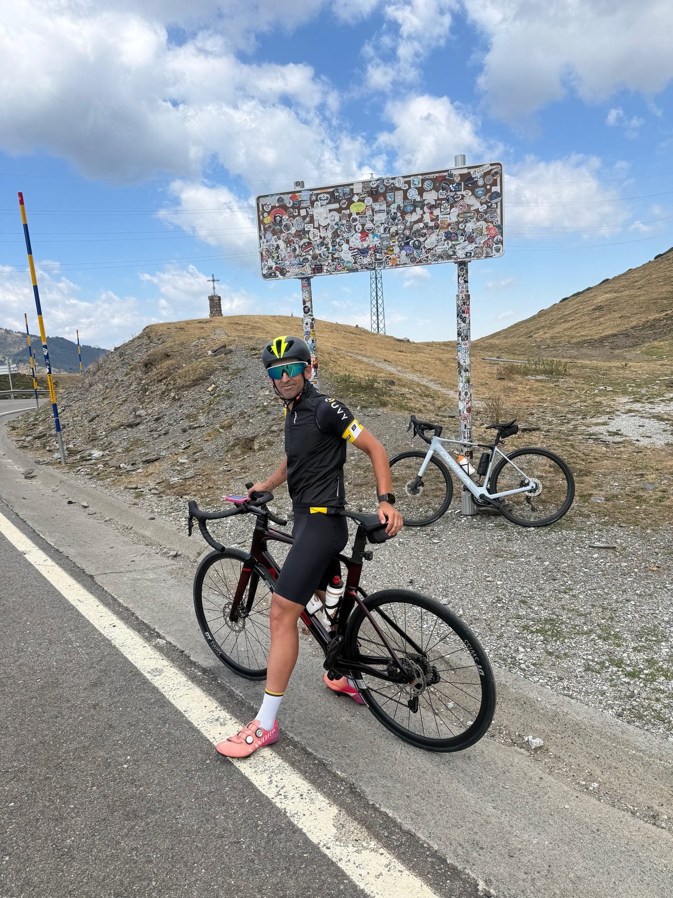Pablo con su bicicleta en la montaña