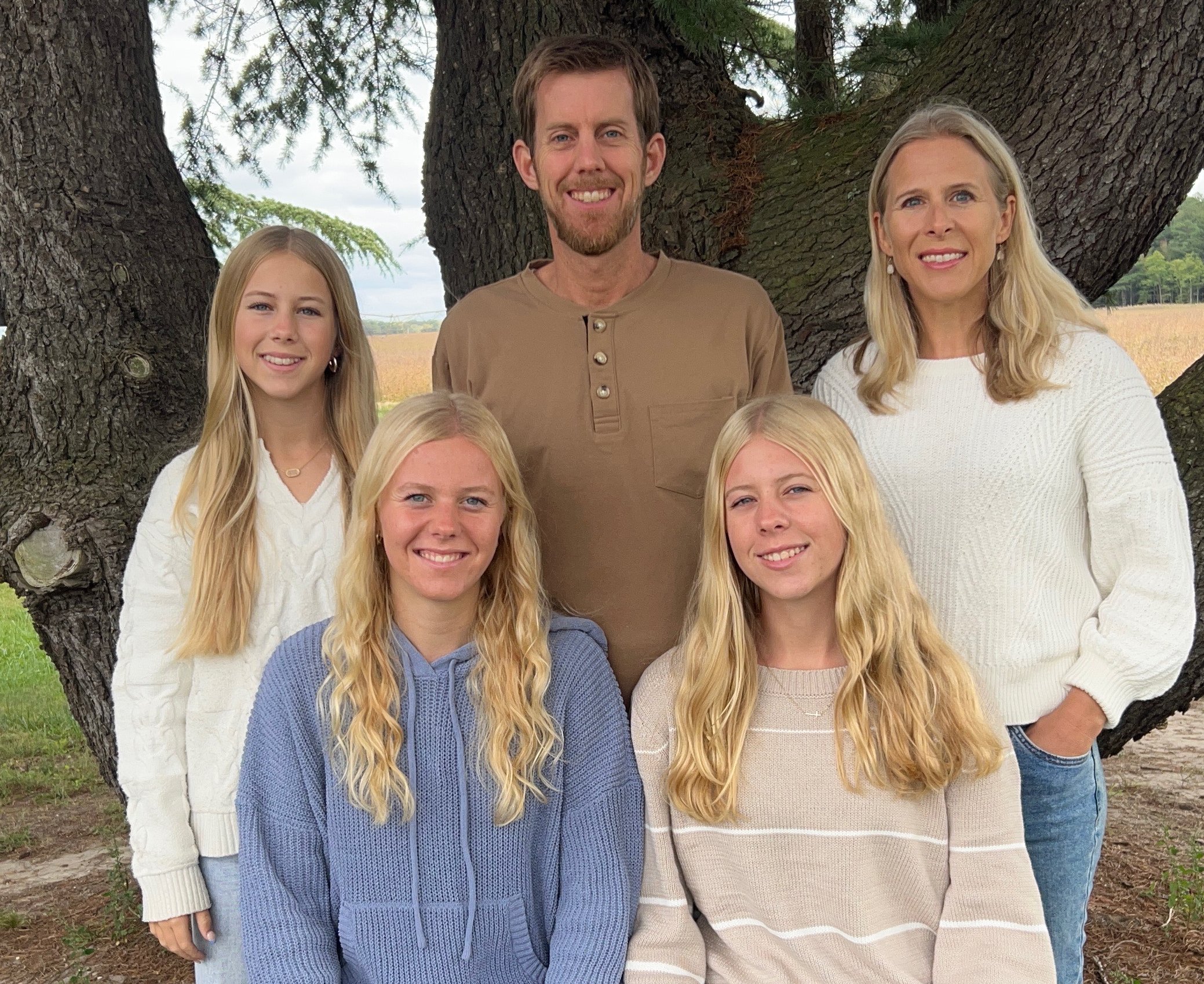 Family-photo-of-the-Harper-Family
