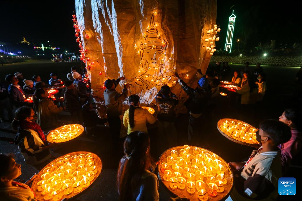 Lo spettacolo e le luci dei festival delle mongolfiere in Myanmar