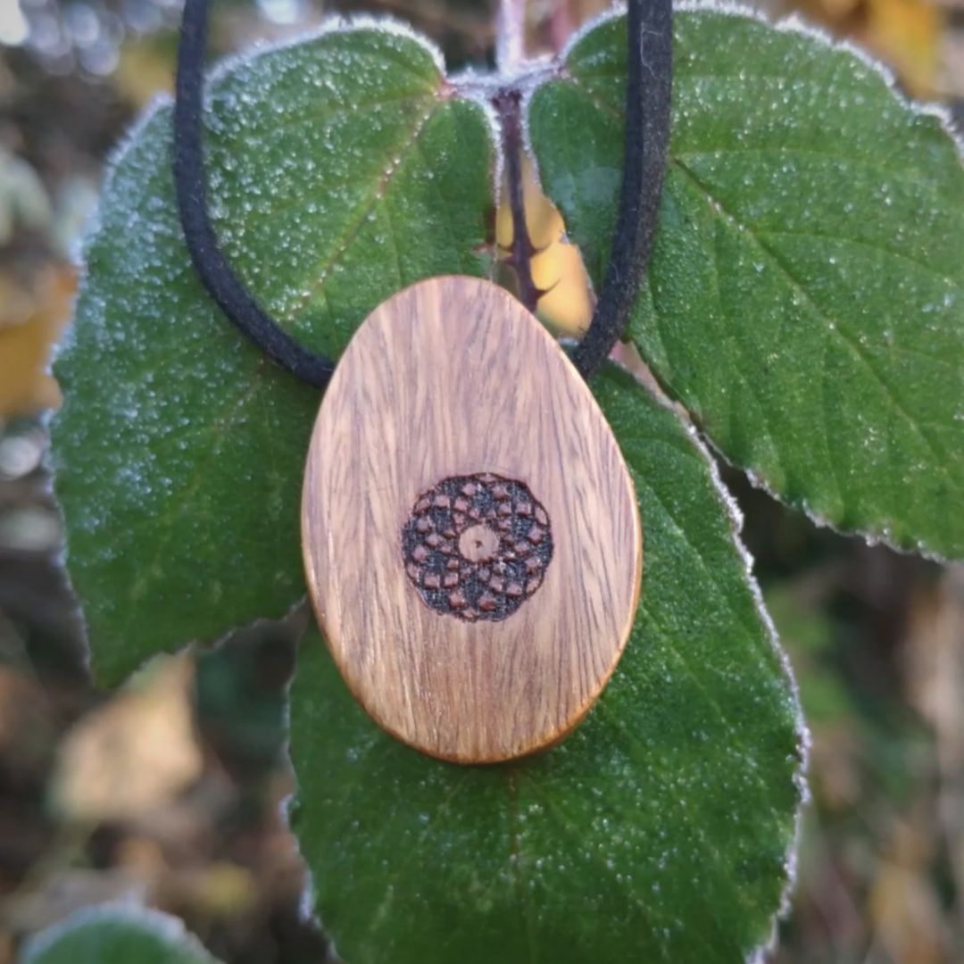 Omnia pendant