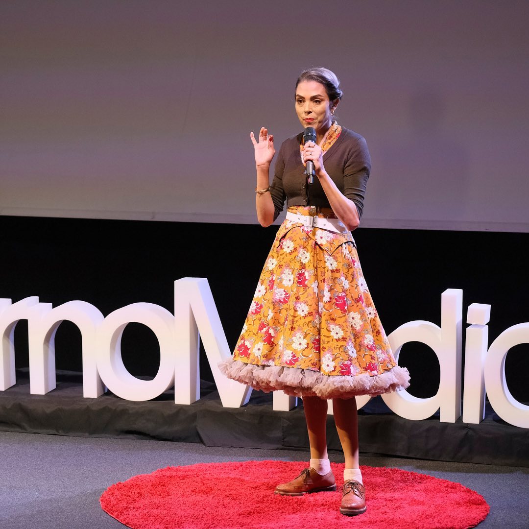 Emanuela che parla al microfono sul palco del TedEX