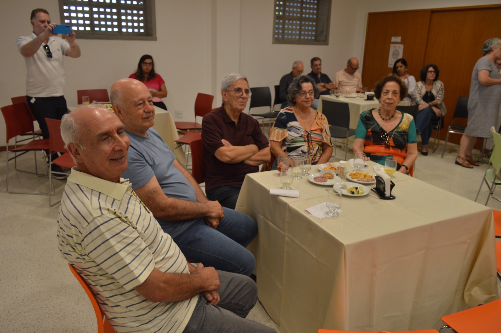 José Luiz Ribeiro ao centro, durante encontro de aposentados na sede da APES