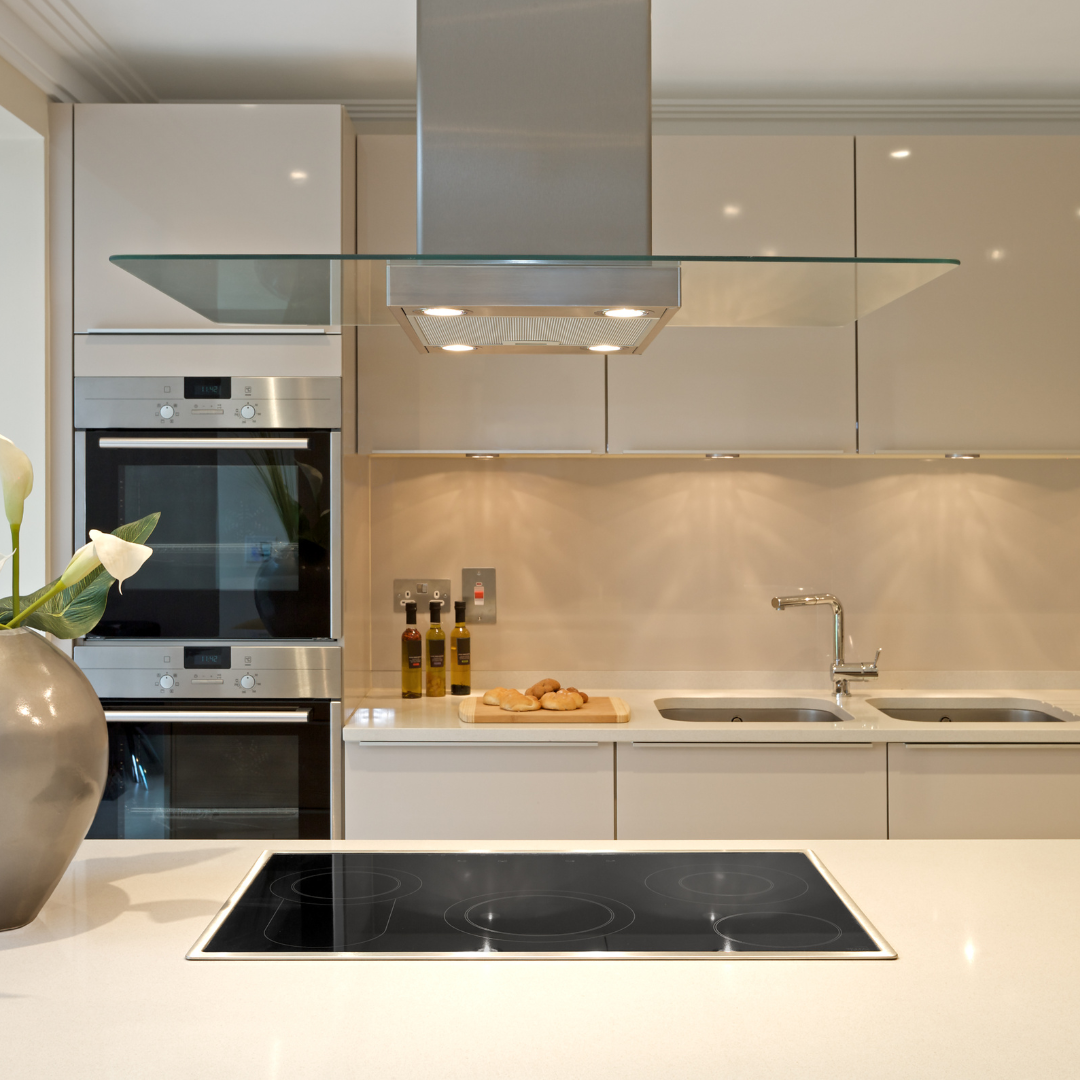 Equipo de Mikasa Reformas trabajando en una vivienda en Barcelona