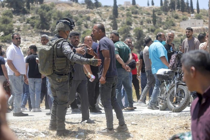 Familiares y colegas del periodista palestino Hassan Eeslayeh, asesinado en un ataque israelí contra la unidad de quemados del Hospital Nasser, durante su funeral el 13 de mayo de 2025. (Foto: Abdullah Abu Al-Khair/APA Images)