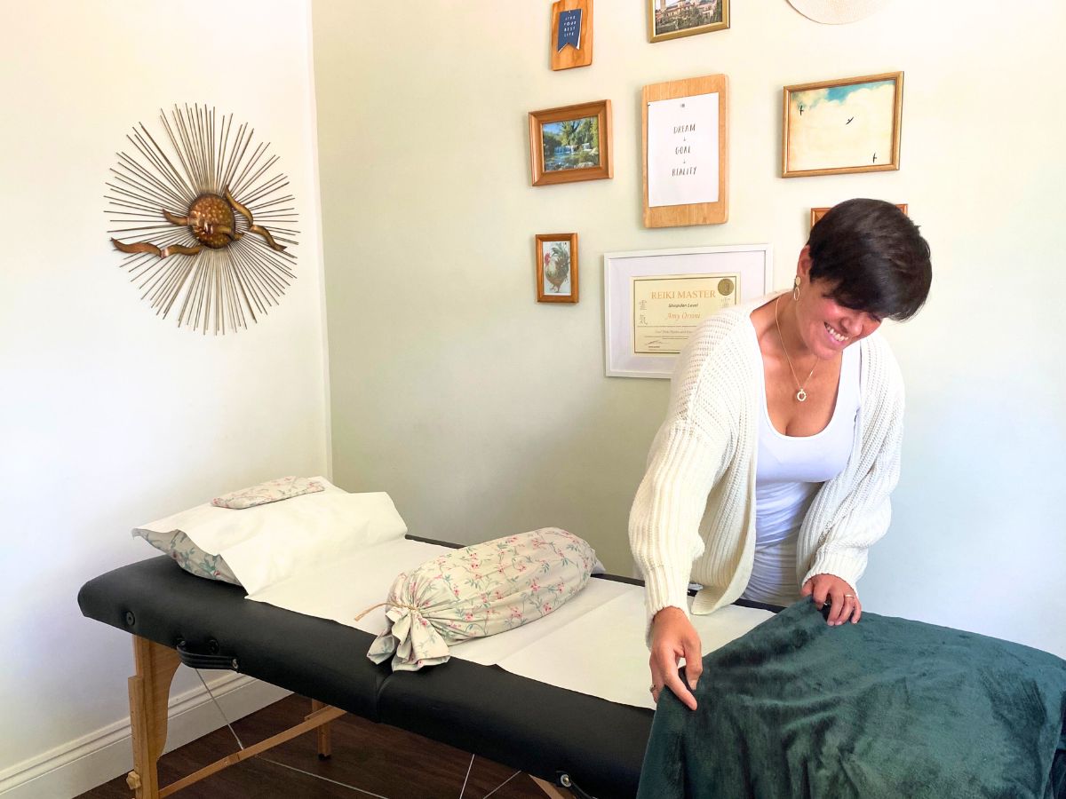 reiki master performing reiki on a client