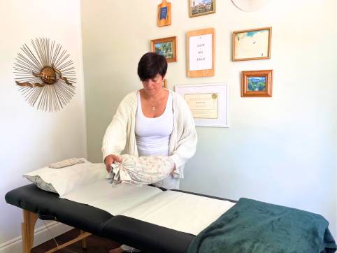 reiki-master-amy-orsini-performing-reiki-on-a-client-three-little-birds Reiki healing session Purley London