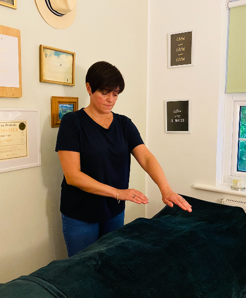 reiki master performing reiki on a client