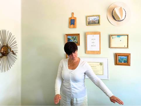 amy performing reiki in the three little birds reiki treatment room