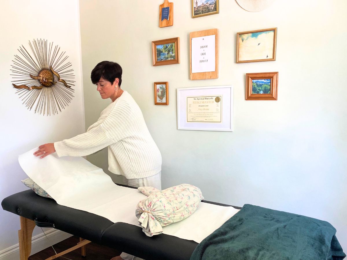 reiki master performing reiki on a client