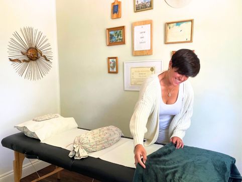 reiki master performing reiki on a client