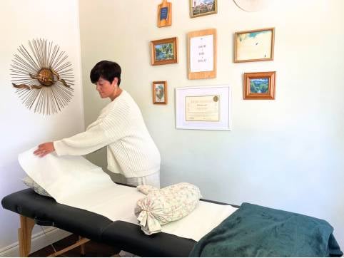 reiki master performing reiki on a client