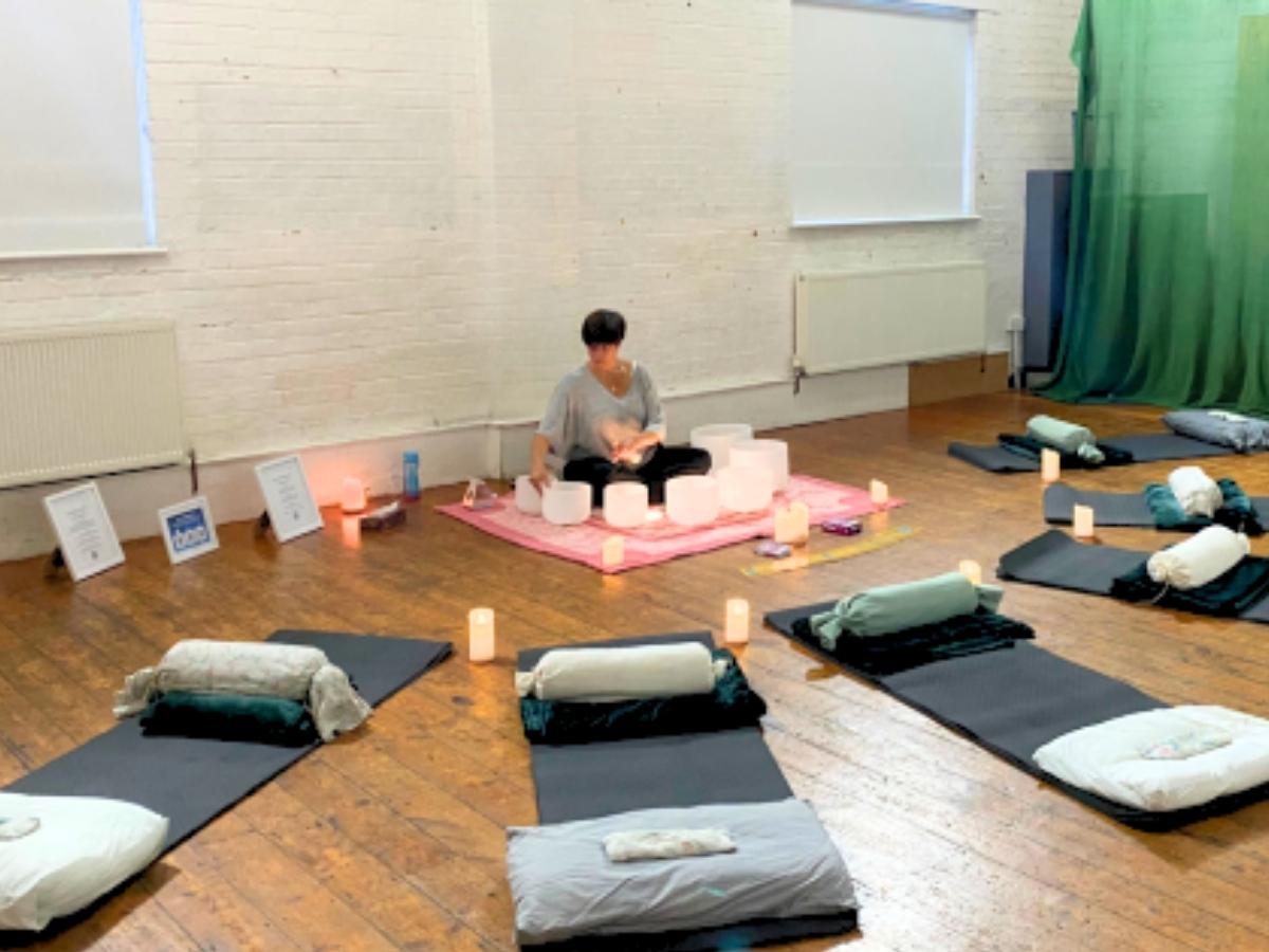 amy-orsini-sound-practitioner-hosting-sound-bath-purley-london-uk