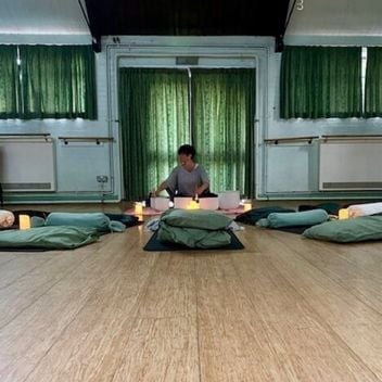 relaxing and restorative reiki infused sound bath session in purley