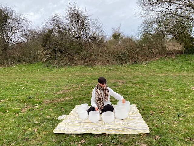 amy-orsini-sound-practitioner-hosting-outdoor-sound-bath-purley-london-uk