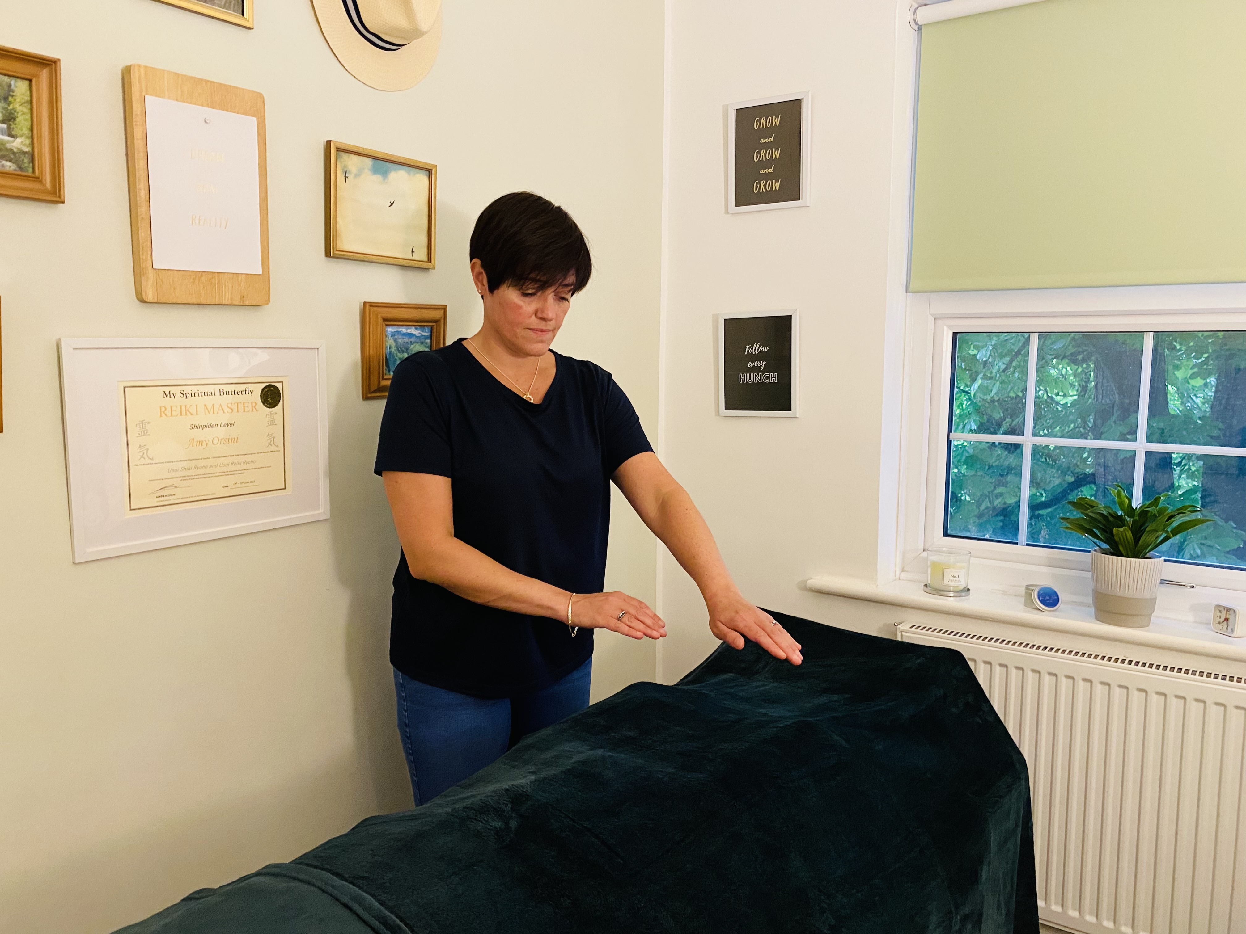 reiki master performing reiki on a client