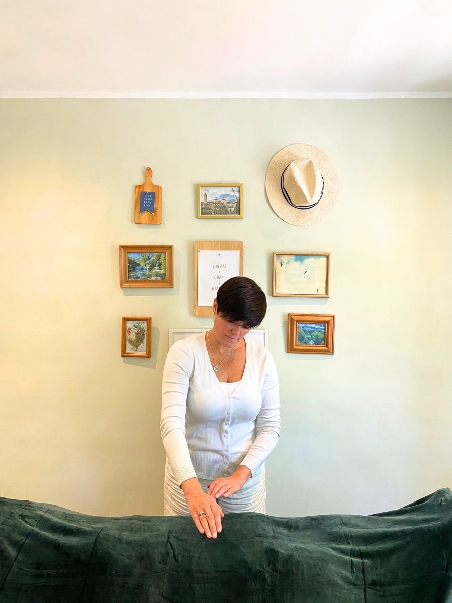 reiki-master-amy-orsini-performing-reiki-on-a-client-three-little-birds