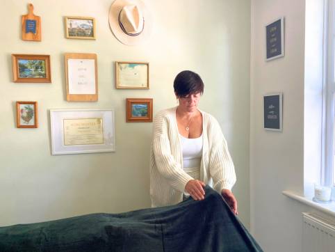 reiki master amy orsini performing reiki on a client - three little birds