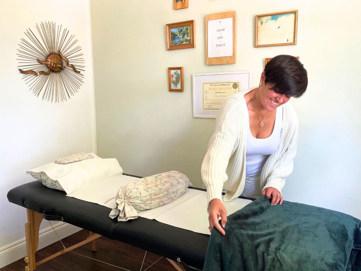 reiki-master-teacher-amy-orsini-in-the-three-little-birds-reiki-room-purley-surrey-uk