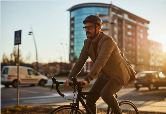 persona usando bicicleta para ir a trabajar