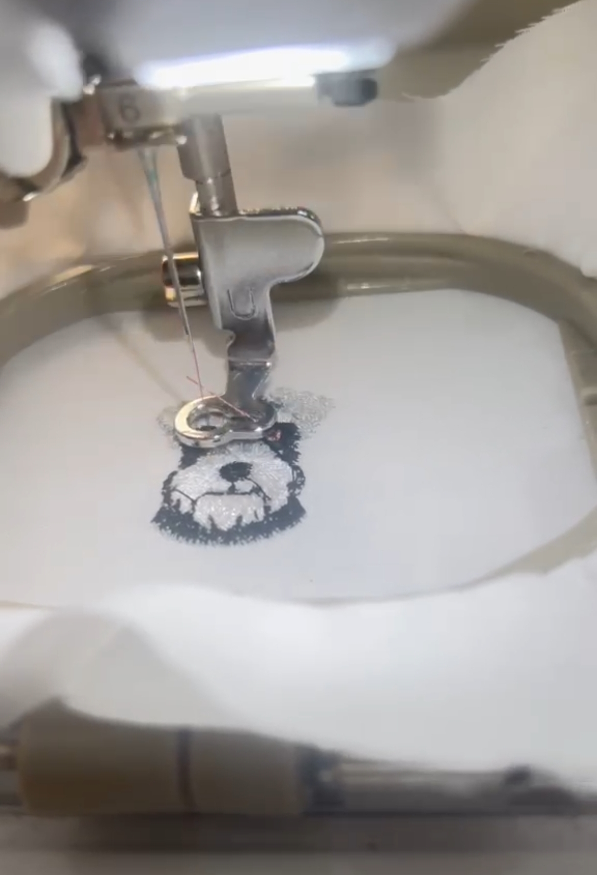 El arte (y la obsesión técnica) detrás de nuestros colgantes personalizados de mascotas
