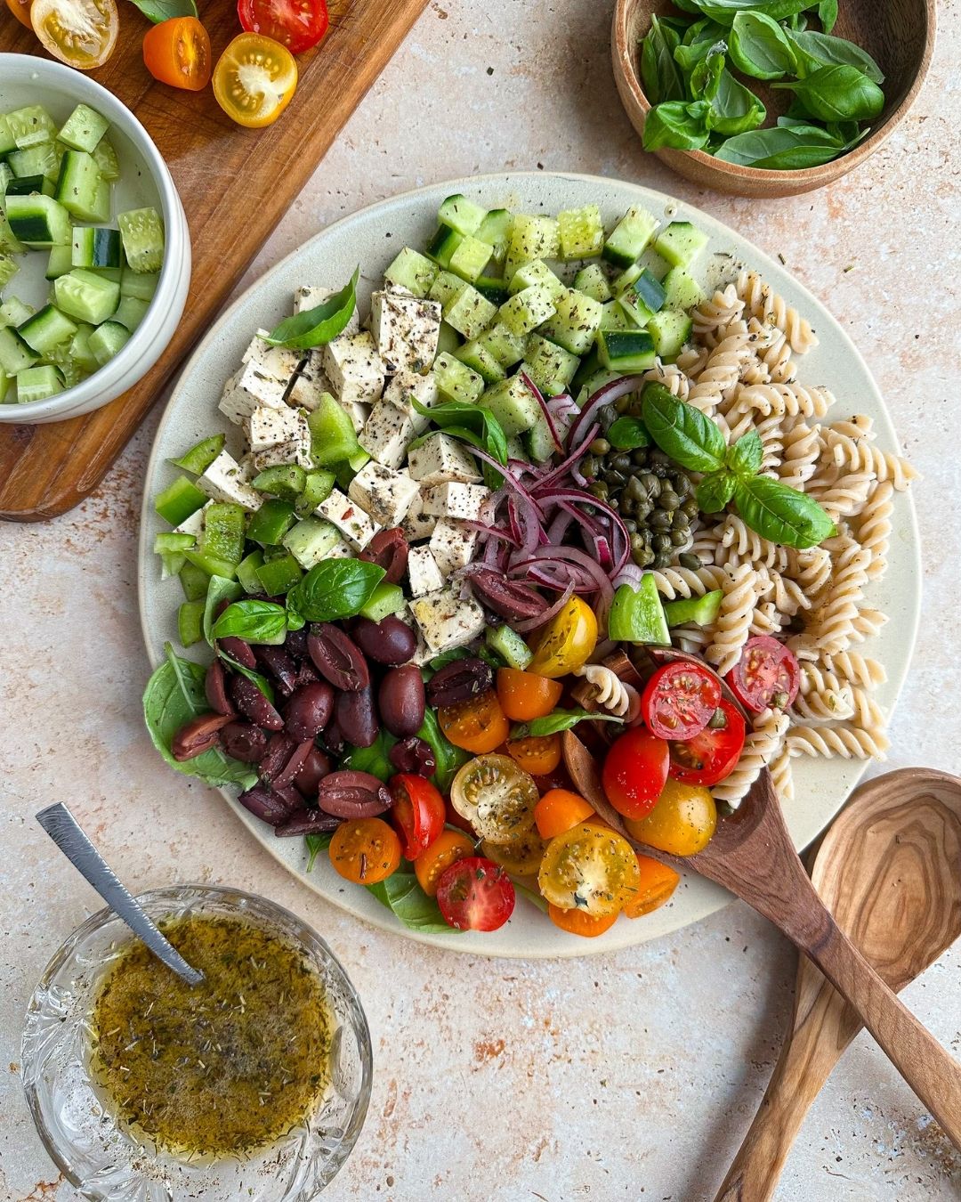 vegaaninen feta pastasalaatti