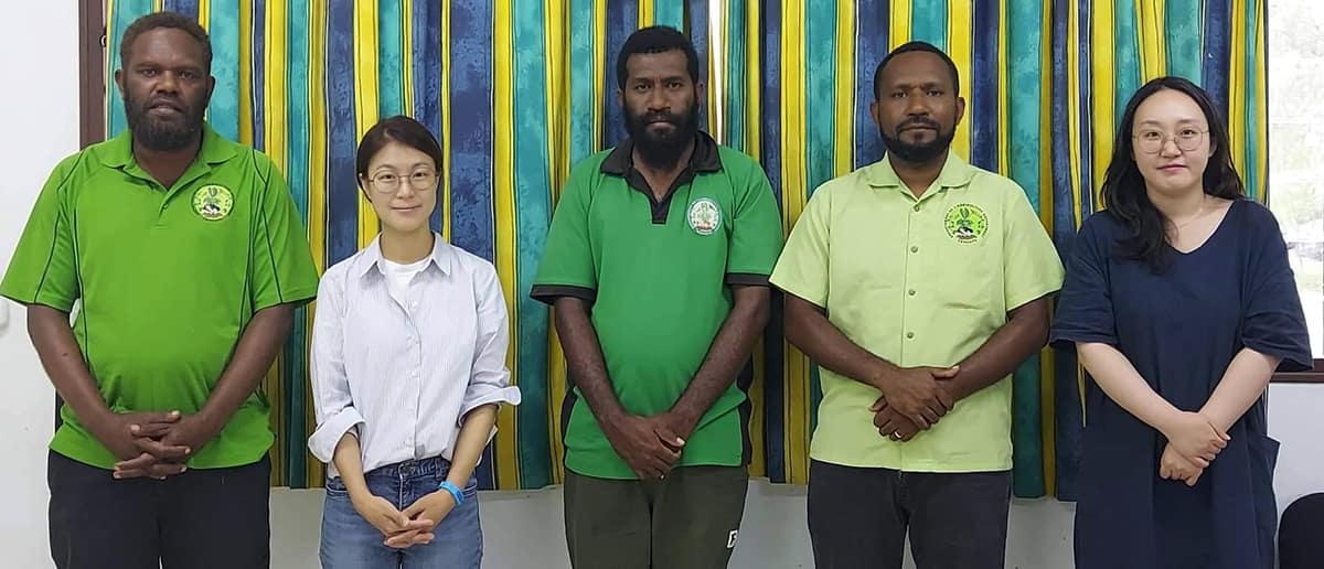 DARD staff and VanKIRAP Agriculture sector coordinator Pakoa Leo pose for a portrait with visiting staff from the APEC Climate Centre during their visit in August 2022