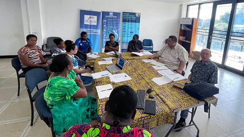 Nine VanKIRAP and Vanuatu Fisheries Department staff sittig at a table with Dr Yuriy Kuleshov from Australia's Bureau of Meteorology in August 2022 at the Dept of Fisheries office