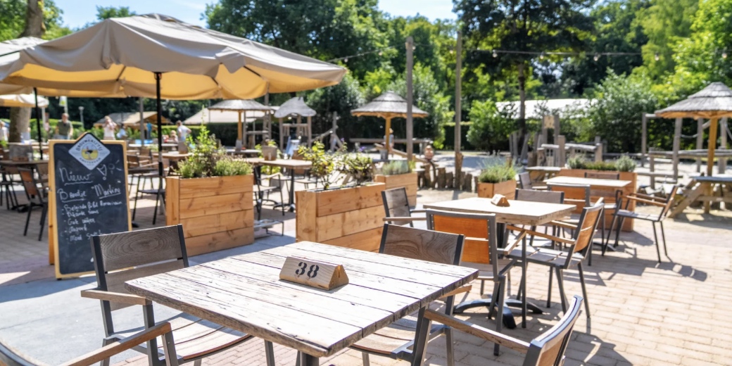 Terras van Brasserie de Woensberg