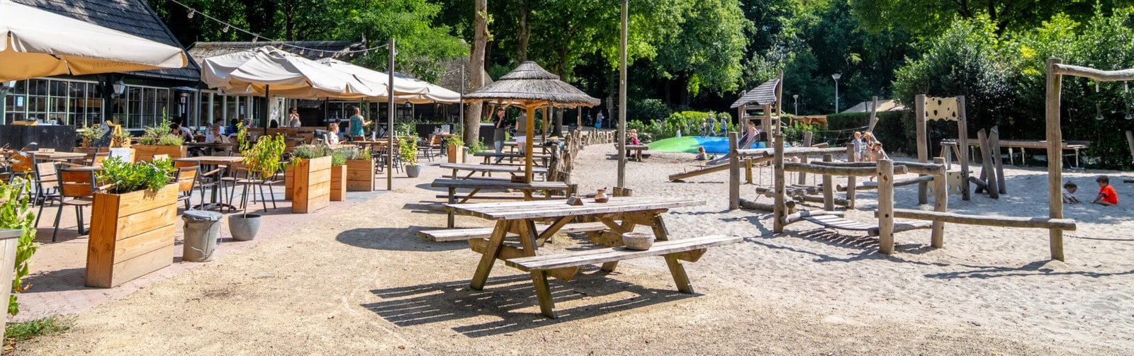 Brasserie de Woensberg terras en speeltuin