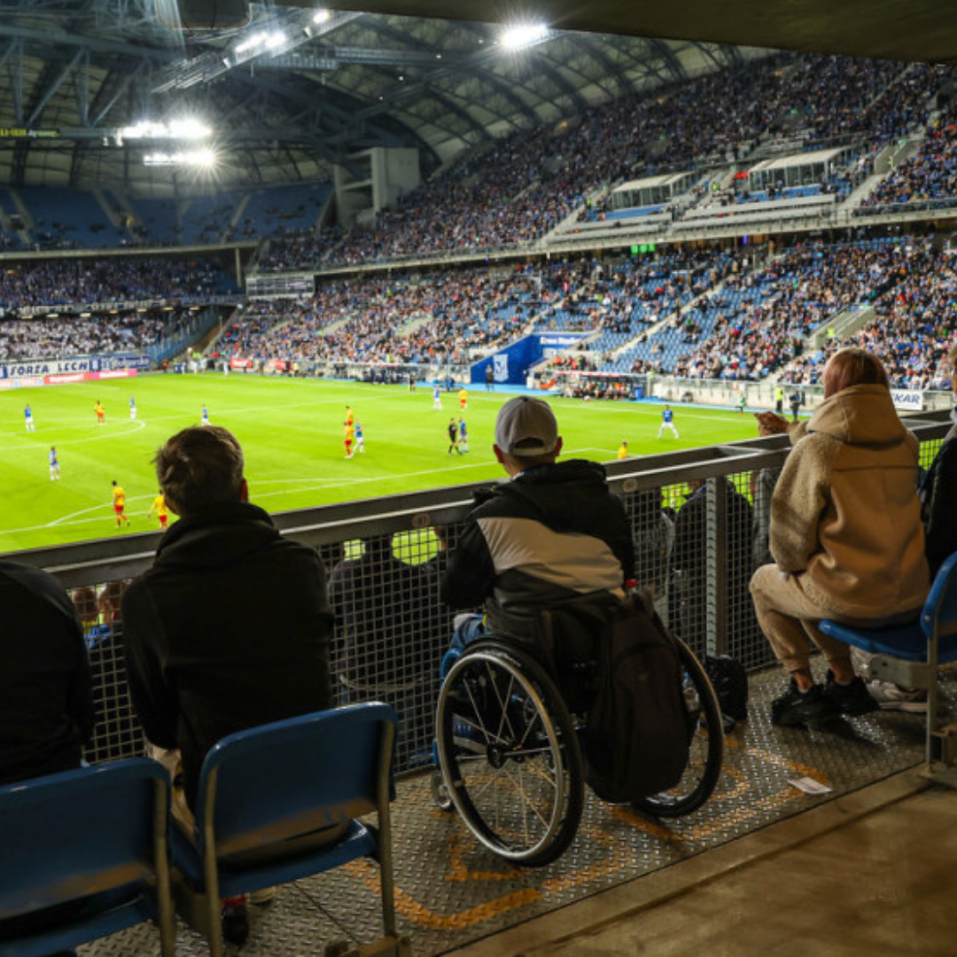 Osoby oglądające mecz na stadionie.