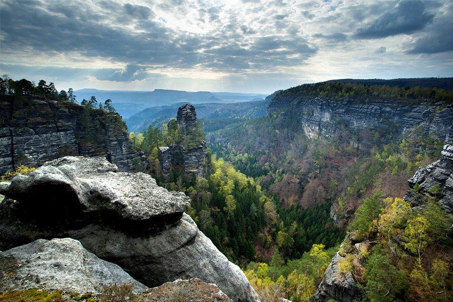 Real photographs of Bohemian Switzerland National Park featuring Pravčická Gate, sandstone cliffs, Kamenice Gorge, and the picturesque village of Hřensko in the Czech Republic.