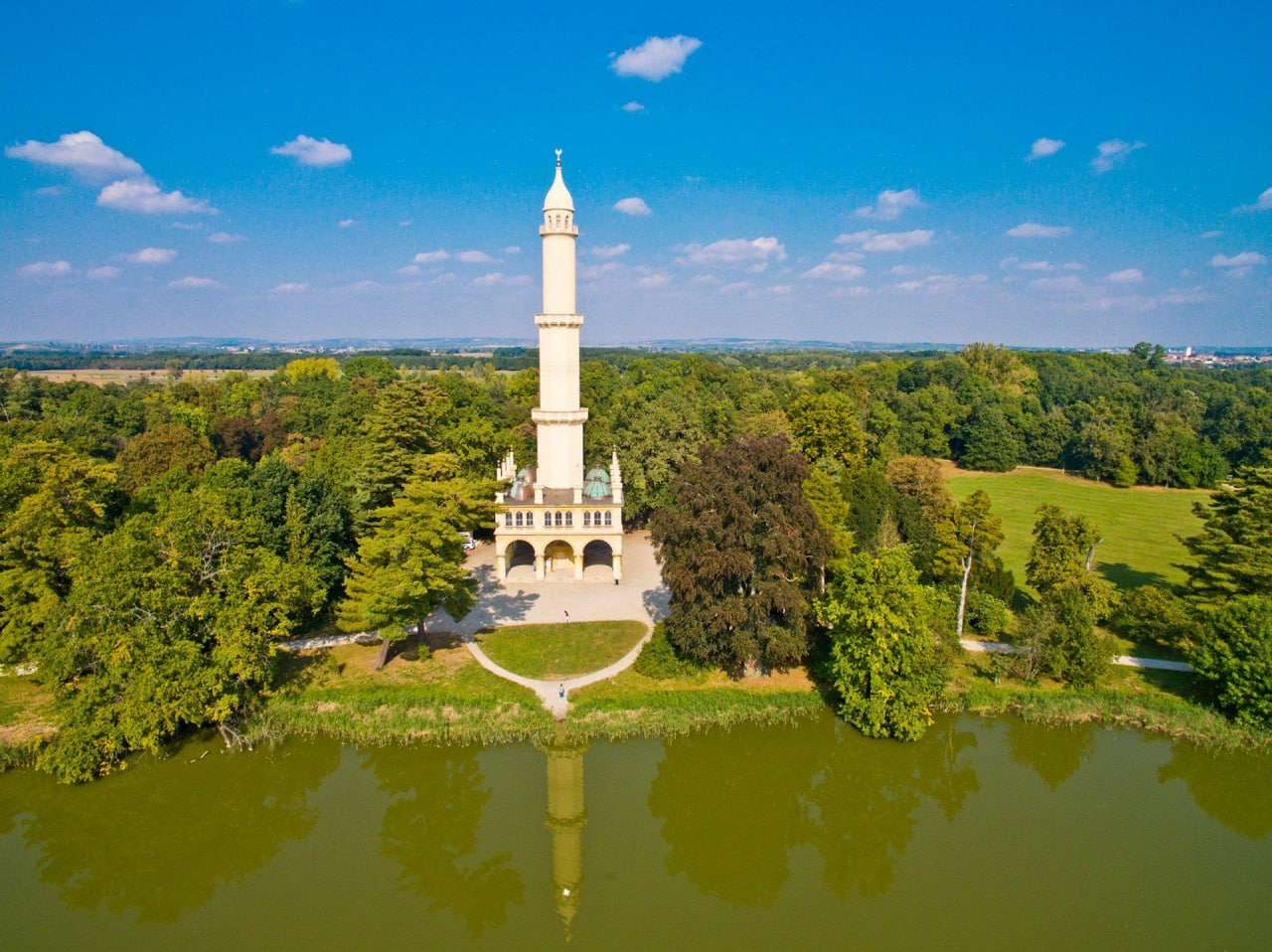 Collage of real photographs featuring Lednice Castle, the UNESCO-listed castle gardens, Palm House, Minaret, and the picturesque Lednice–Valtice Cultural Landscape in the Czech Republic.