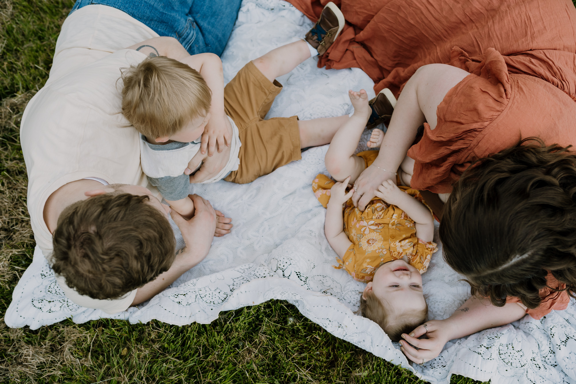 Knoxville family photographer photo of family of four on blanket outdoors