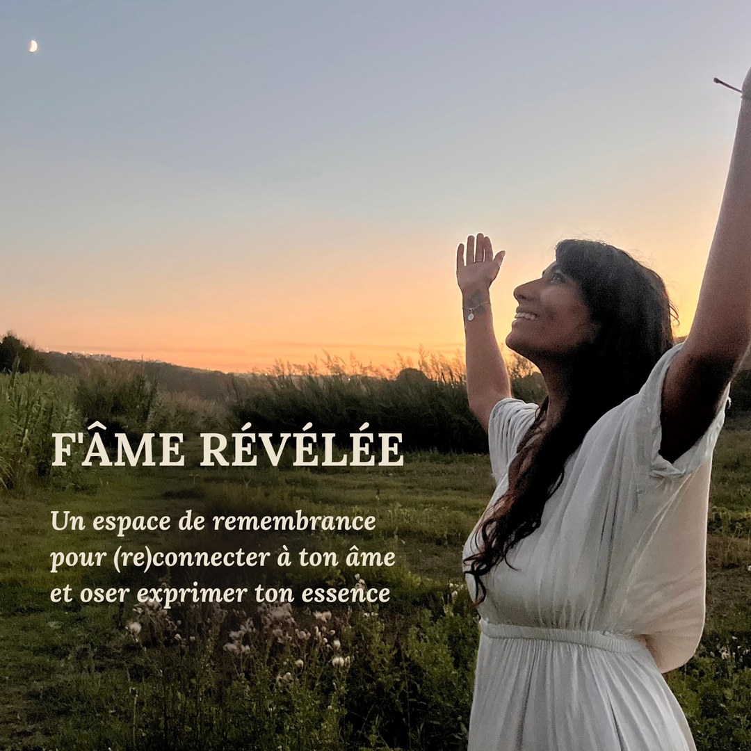 Vignette F’Âme Révélée : Davina, les bras levés vers le ciel, dans un champ au coucher du soleil.