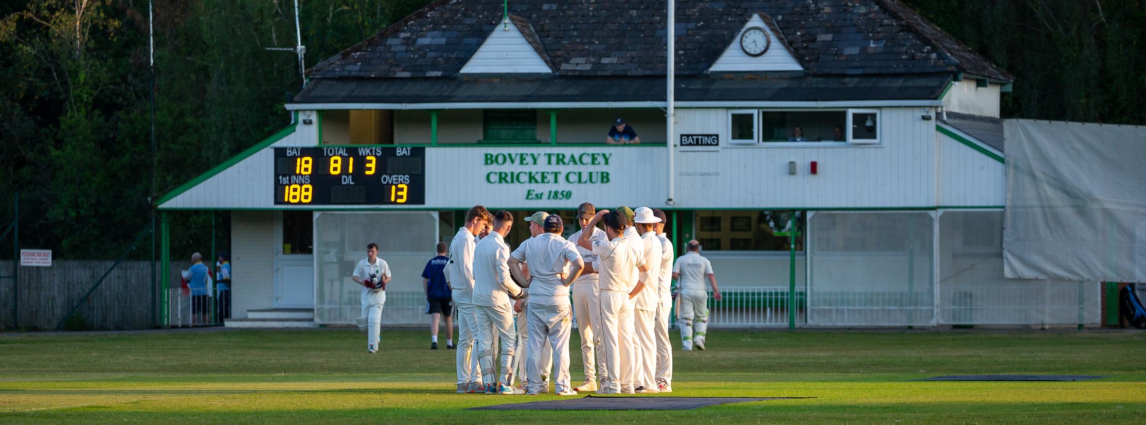 Mens cricket fielding side having a break in play