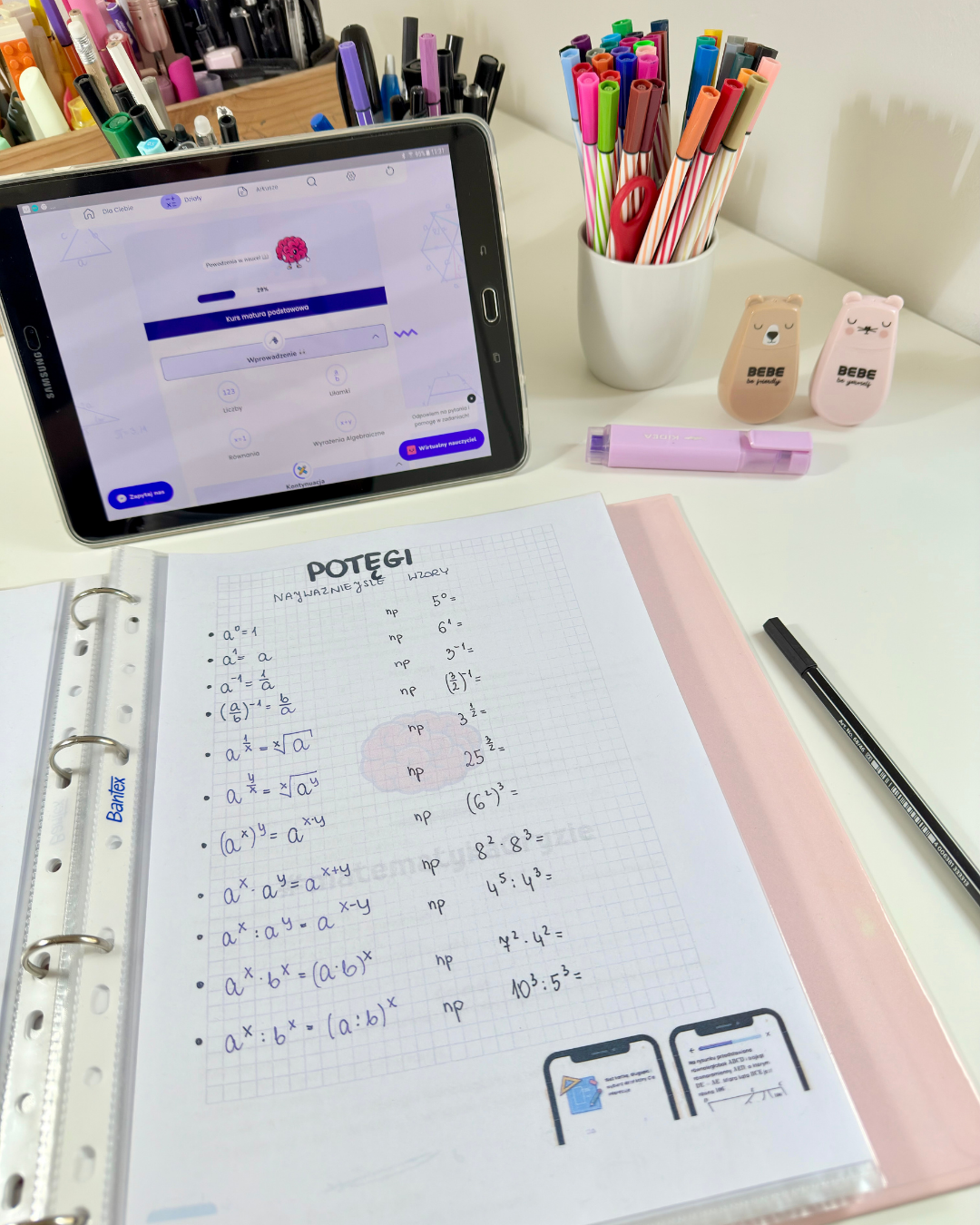 Segregator z notatkami z kusu z matematyki