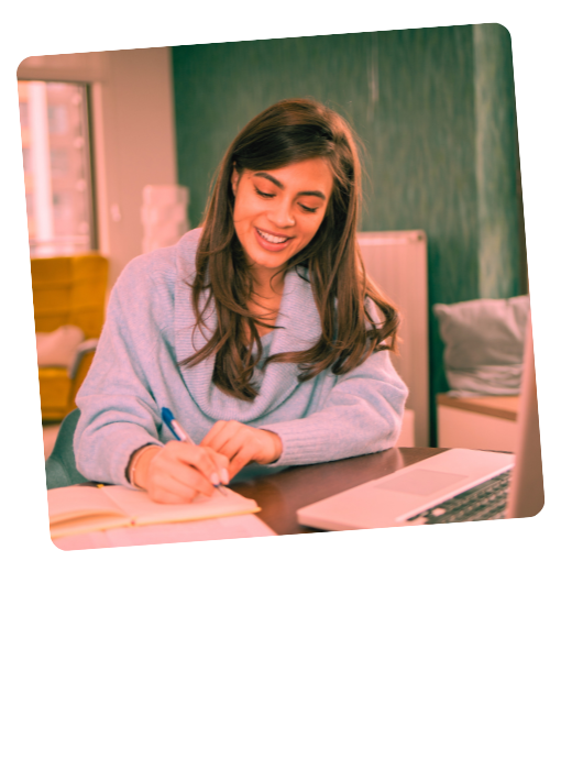 Braunhaarige Frau in hellblauem Pullover in moderner Office-Umgebung am Schreibtisch repräsentiert Employer Branding